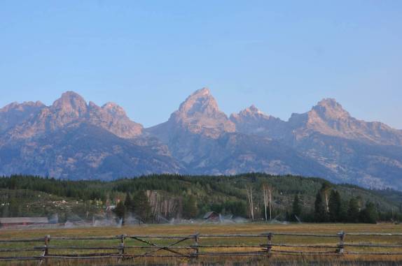 As montanhas mais altas são iluminadas pelo sol que nasce no Grand Teton National Park, no Wyoming, nos Estados Unidos